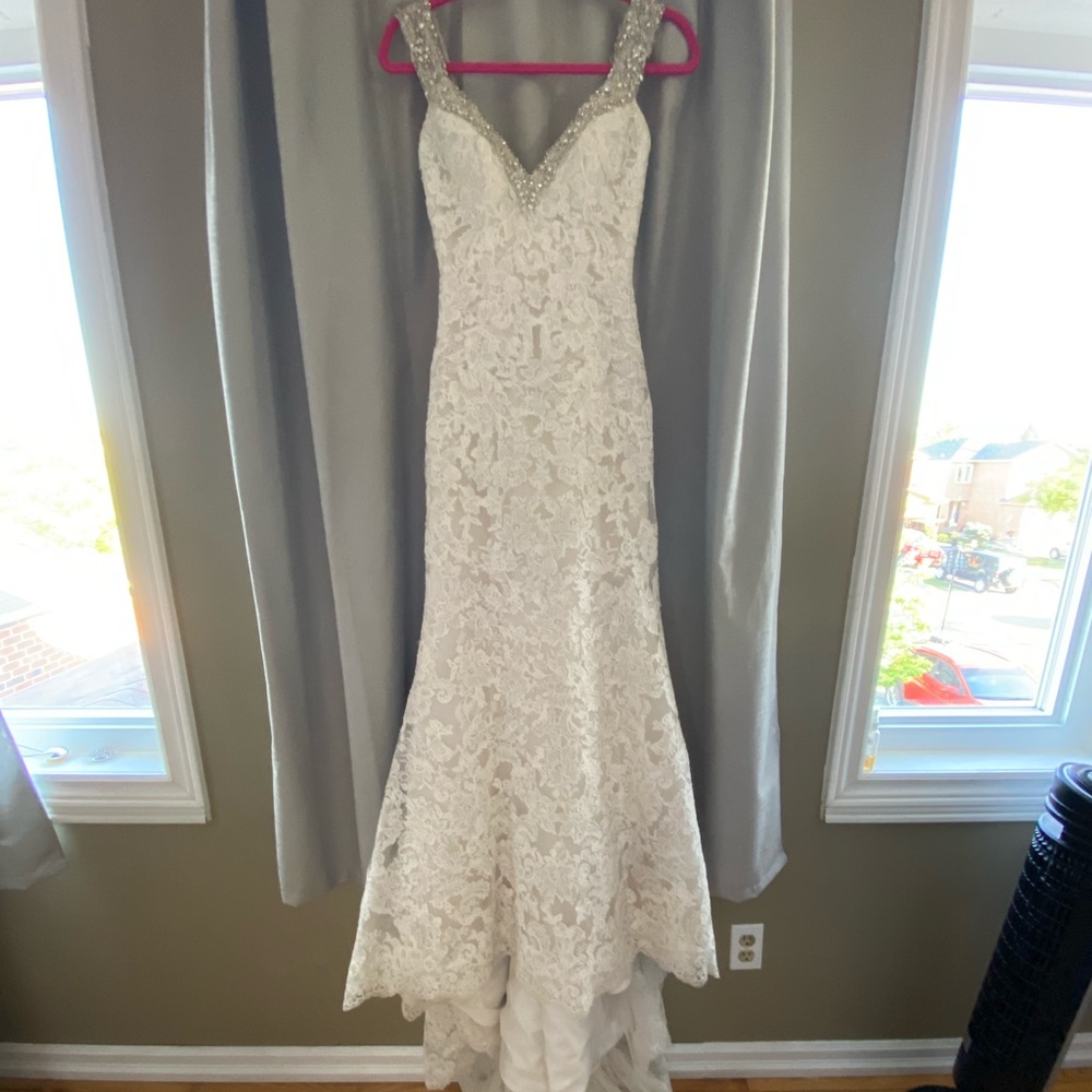 Stunning Ivory Lace & beaded wedding gown